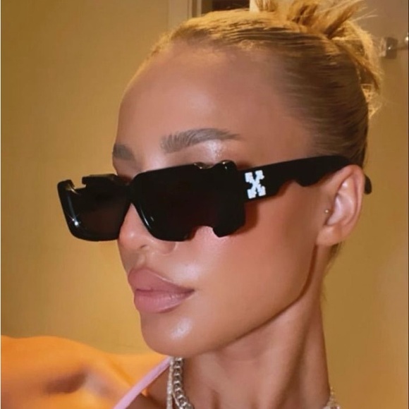 Off-White Black Rectangular Sunglasses with Pouch - Picture 2 of 9